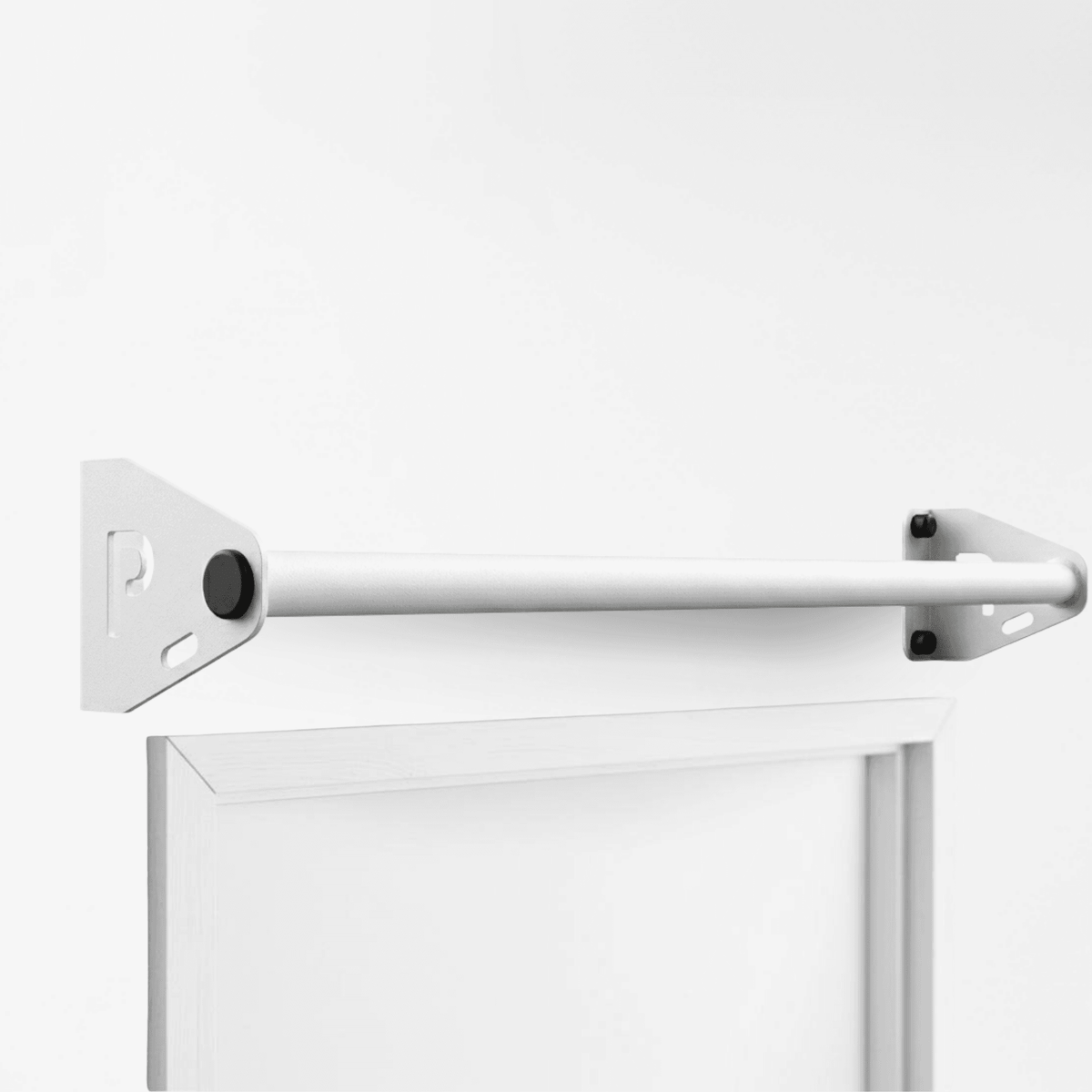Barre de traction ApexPro blanche montée au-dessus d'une porte