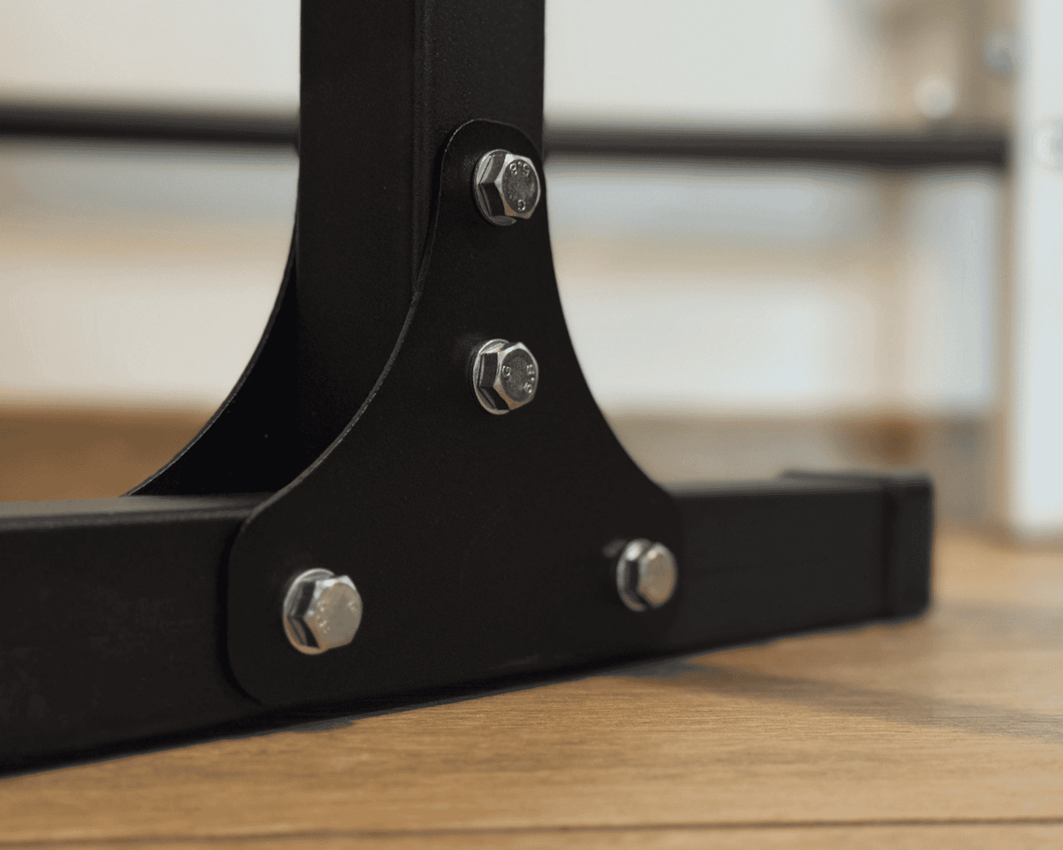 Platines et boulonnerie de fixation des pieds des barres à dips
